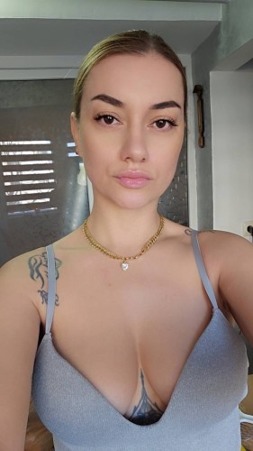 Ariana   , , la modella Ariana  per incontri e chat  online. Foto, videochat, gallery e status online